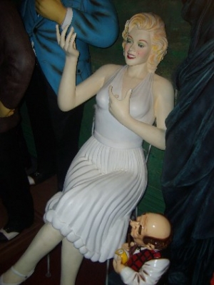 Marilyn Monroe Sitting Life-size (JR 1530)