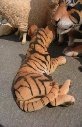 Tiger Cub Lying down (JR 080148) - Thumbnail 03