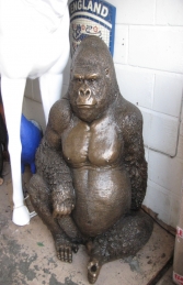 Gorilla sitting in Bronze (JR 090009b)
