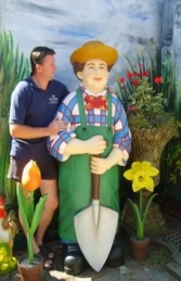 Gardener Male with Spade Life-size (JR 1509) - Thumbnail 01
