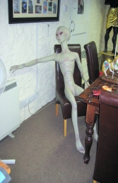 Alien Sitting (JR 2917)