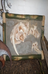 Dino Skeleton head with Sabre Tooth - wall mounted (JR R-085) - Thumbnail 01