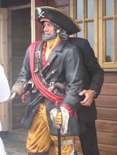 FACELESS PIRATE WITH DUNCAN BANNATYNE