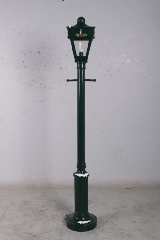 LAMP POST WITH SNOW 7FT JR 180120