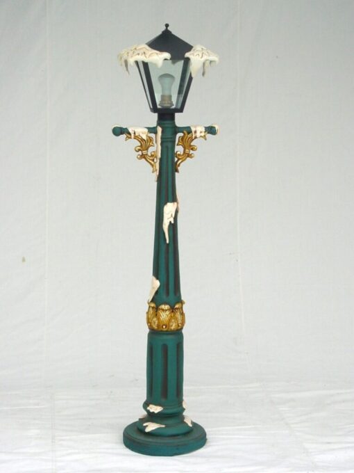 LAMP POST WITH SNOW 4FT JR 872